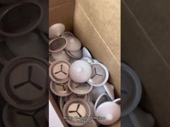 مشابك عزل من الفولاذ المقاوم للصدأ مقاس 38 مم مع أغطية بوليكاب بيضاء تستخدم لتثبيت دبابيس لحام الأقراص المضغوطة